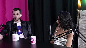 Um dos fetiches era ter o dedo chupado enquanto fodia a buceta e o outro era passar o bife no corpo nu espuleta e himeros mansion sheer red