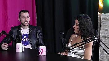 Um dos fetiches era ter o dedo chupado enquanto fodia a buceta e o outro era passar o bife no corpo nu espuleta e himeros mansion sheer red