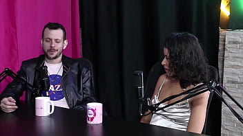 Um dos fetiches era ter o dedo chupado enquanto fodia a buceta e o outro era passar o bife no corpo nu espuleta e himeros mansion sheer red