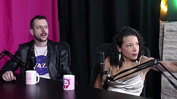 Um dos fetiches era ter o dedo chupado enquanto fodia a buceta e o outro era passar o bife no corpo nu espuleta e himeros mansion sheer red