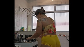 Casada safada usando um shorts curto socado no rabo