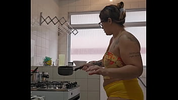 Casada safada usando um shorts curto socado no rabo