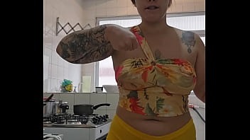 Casada safada usando um shorts curto socado no rabo