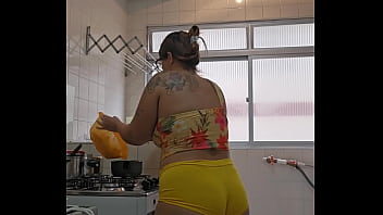 Casada safada usando um shorts curto socado no rabo