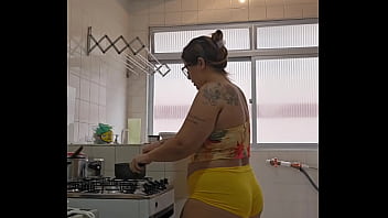 Casada safada usando um shorts curto socado no rabo