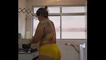 Casada safada usando um shorts curto socado no rabo