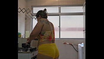 Casada safada usando um shorts curto socado no rabo