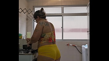 Casada safada usando um shorts curto socado no rabo