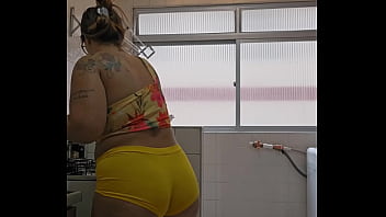 Casada safada usando um shorts curto socado no rabo