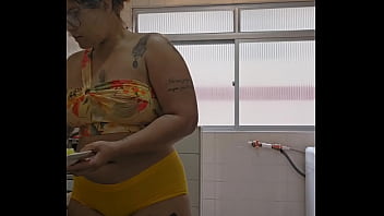 Casada safada usando um shorts curto socado no rabo