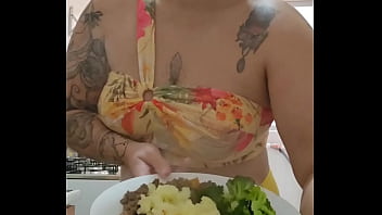 Casada safada usando um shorts curto socado no rabo