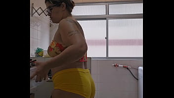 Casada safada usando um shorts curto socado no rabo