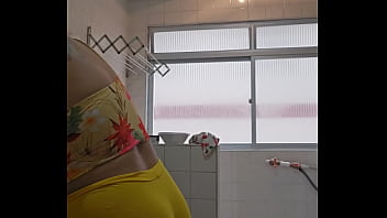 Casada safada usando um shorts curto socado no rabo