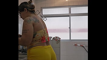 Casada safada usando um shorts curto socado no rabo