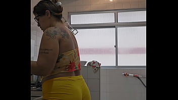 Casada safada usando um shorts curto socado no rabo