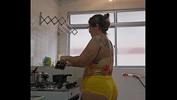 Casada safada usando um shorts curto socado no rabo