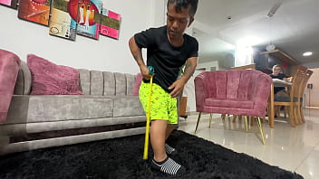 Quiero saber que tan grande en la verga de mi pequeño enano hermanastro así que decido medírsela y termino sorprendida me da una dura follada por mi apretado coño hasta llenármelo todo de leche