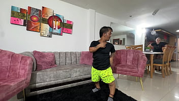 Quiero saber que tan grande en la verga de mi pequeño enano hermanastro así que decido medírsela y termino sorprendida me da una dura follada por mi apretado coño hasta llenármelo todo de leche