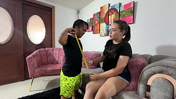 Quiero saber que tan grande en la verga de mi pequeño enano hermanastro así que decido medírsela y termino sorprendida me da una dura follada por mi apretado coño hasta llenármelo todo de leche