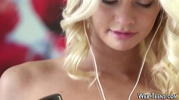 Gorgeous teen masturbates