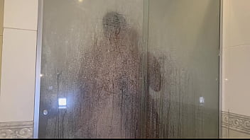 Vazou na net namorado tarado ajuda a novinha a se lavar no banho e enche ela de leite