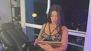 Sexy big ass slut pays her tattoo artist with sex anissamiller