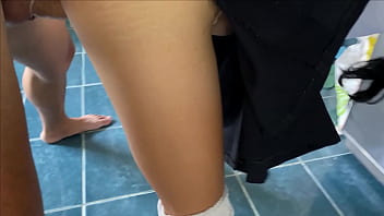 Encuentro a mi hijastra en cuatro patas junto a la nevera y le clavo la verga directo al coño