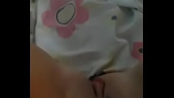 Branca mostrando a buceta para o site as vip