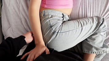 Hermanastros follan por primera vez a escondidas de sus padres