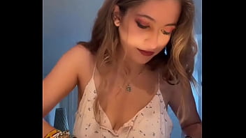 A Carlota Boza Se Le Escapa Su Teta thumbnail