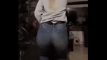 Muevo mi culo para que se deslechen