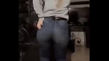 Muevo mi culo para que se deslechen