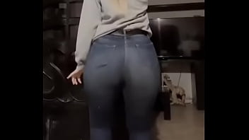 Muevo mi culo para que se deslechen