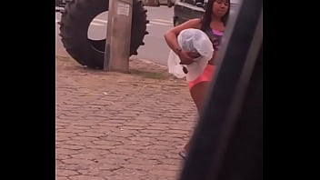 Morena gostosa de short socado