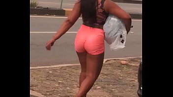 Morena gostosa de short socado