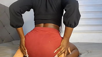 Comete lo que esta dejajo de la falda