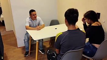 Traje a mi novio donde mis padres adoptivos y no contentos con follarme hicieron un trio