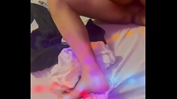 Corninho vendo a putinha sentar pra outro