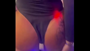 Corninho vendo a putinha sentar pra outro