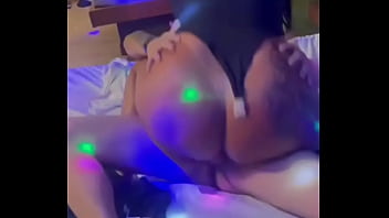 Corninho vendo a putinha sentar pra outro