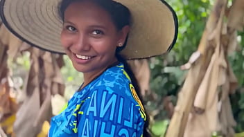 Encuentro A La Campesina Mujer Del Vecino En La Carretera Y Me Chupa La Verga Con Tragada De Semen A Cambio De Un Celular Nuevo thumbnail