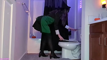 Starbucks witch sage eldritch in pantyhose peeing voyeur