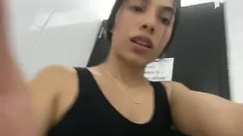 Hermosa flaca fitness no se aguanto las ganas y se toca su panocha en el baño del gym