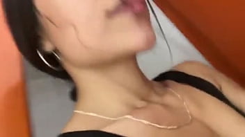 Hermosa flaca fitness no se aguanto las ganas y se toca su panocha en el baño del gym