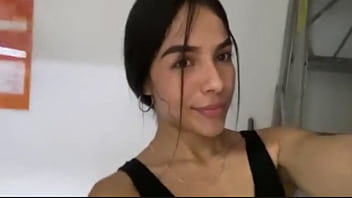 Hermosa flaca fitness no se aguanto las ganas y se toca su panocha en el baño del gym