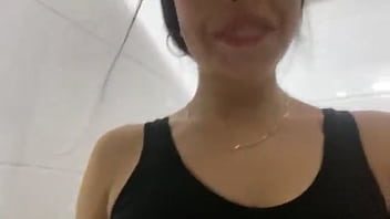 Hermosa flaca fitness no se aguanto las ganas y se toca su panocha en el baño del gym Hermosa flaca fitness no se aguanto las ganas y se toca su panocha en el baño del gym