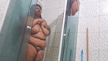 Madrasta safada fica cheia de tesao e manda vídeo para enteado safado fazendo um grande squirt