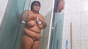 Madrasta safada fica cheia de tesao e manda vídeo para enteado safado fazendo um grande squirt