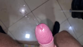 Cazzo enorme sborra sega potente e culo maschile sexy geme e gode in camicia bianca guarda come ti sborro in bocca