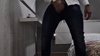 Cazzo enorme sborra sega potente e culo maschile sexy geme e gode in camicia bianca guarda come ti sborro in bocca